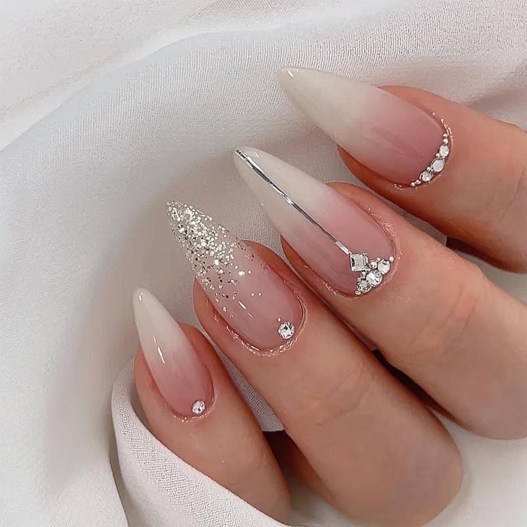 Nail art élaboré avec motifs détaillés chez Ongles Rivières